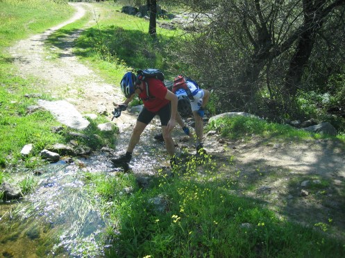 los dos lycrados quitandose el barro