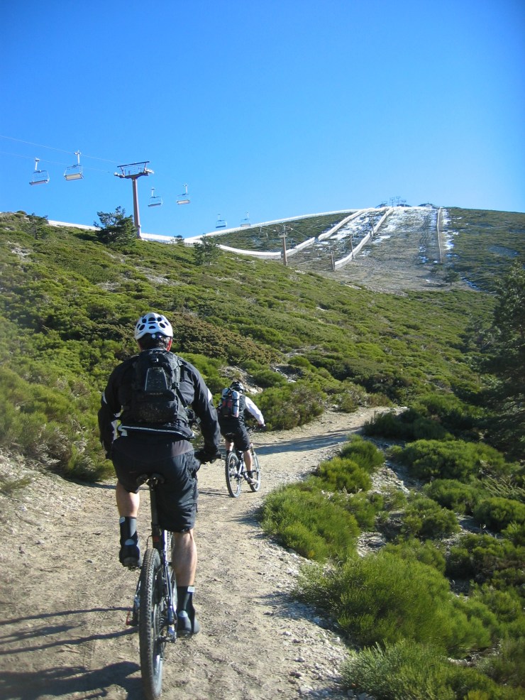 Nacho y Luis con la Bola del Mundo